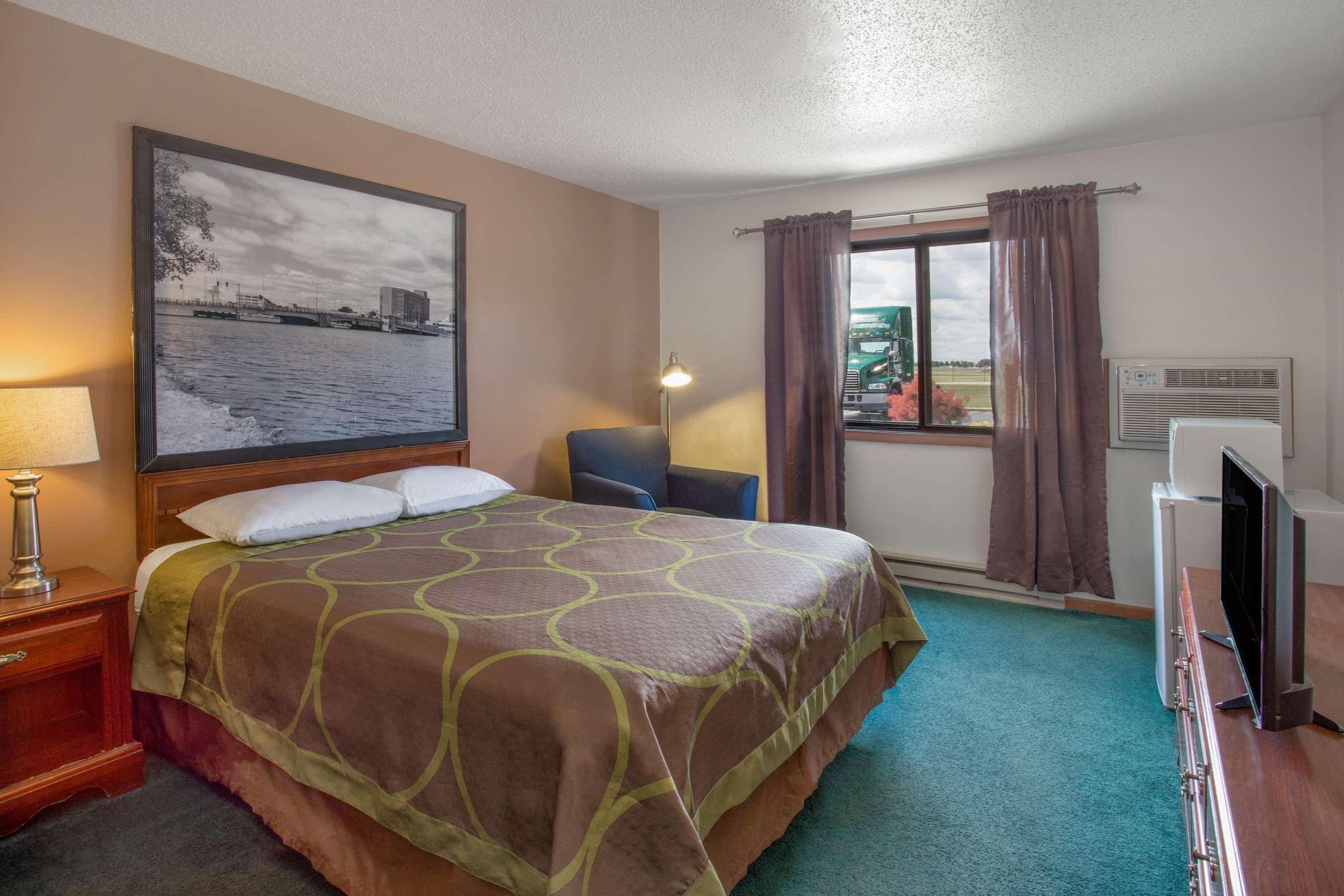 Baymont By Wyndham Oshkosh Airport Exterior foto