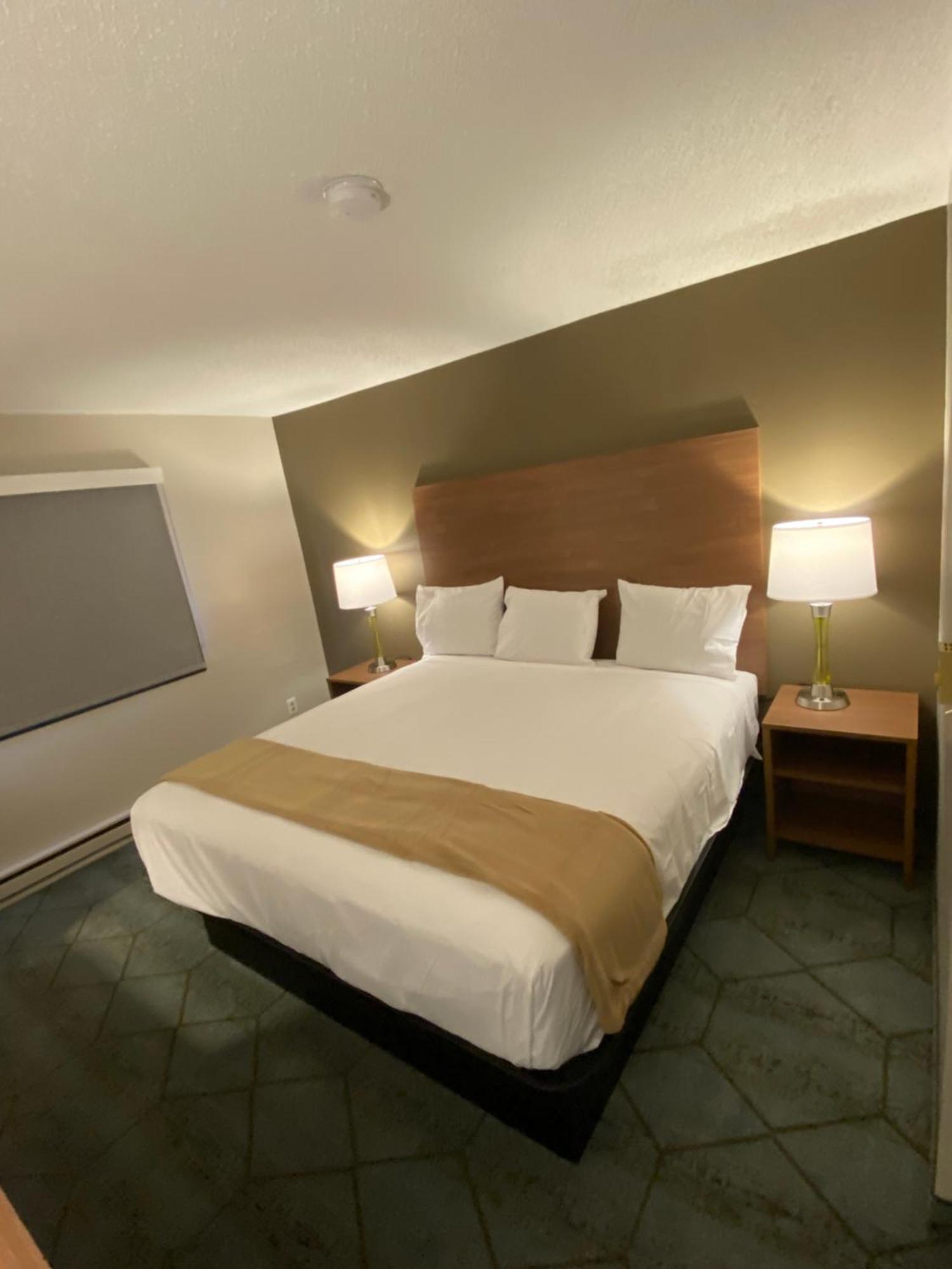 Baymont By Wyndham Oshkosh Airport Exterior foto