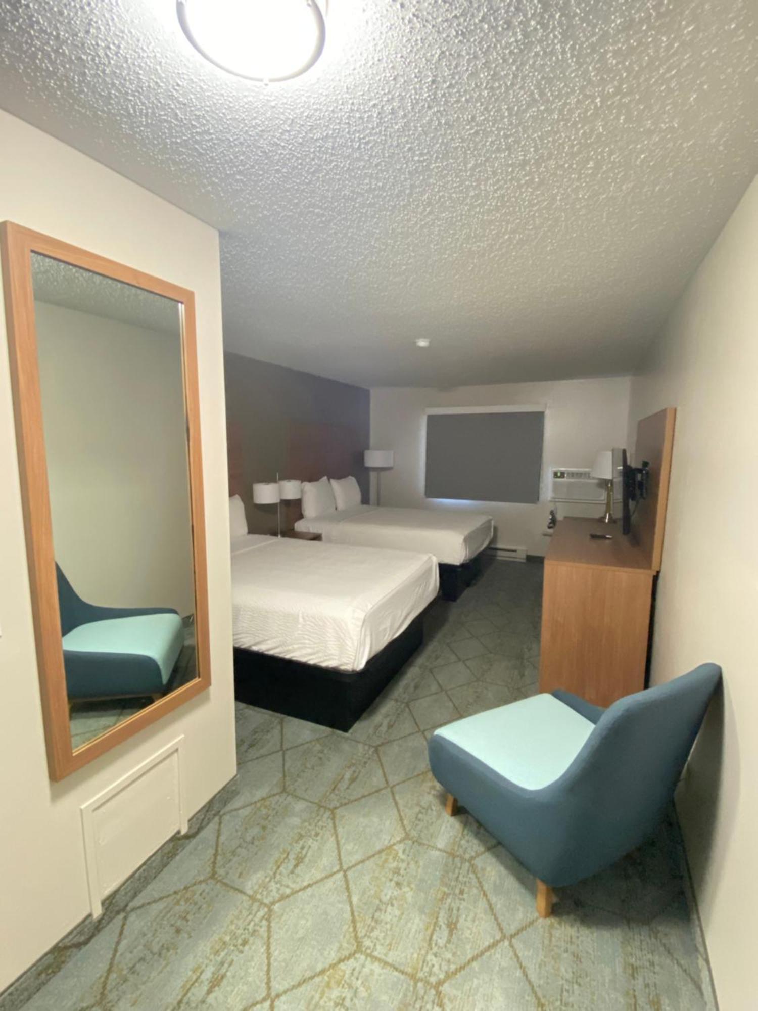 Baymont By Wyndham Oshkosh Airport Exterior foto