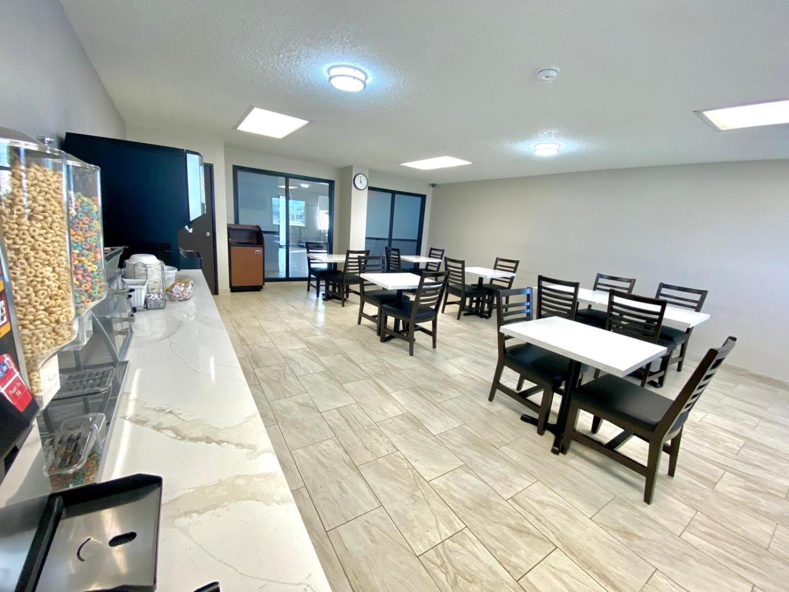 Baymont By Wyndham Oshkosh Airport Exterior foto